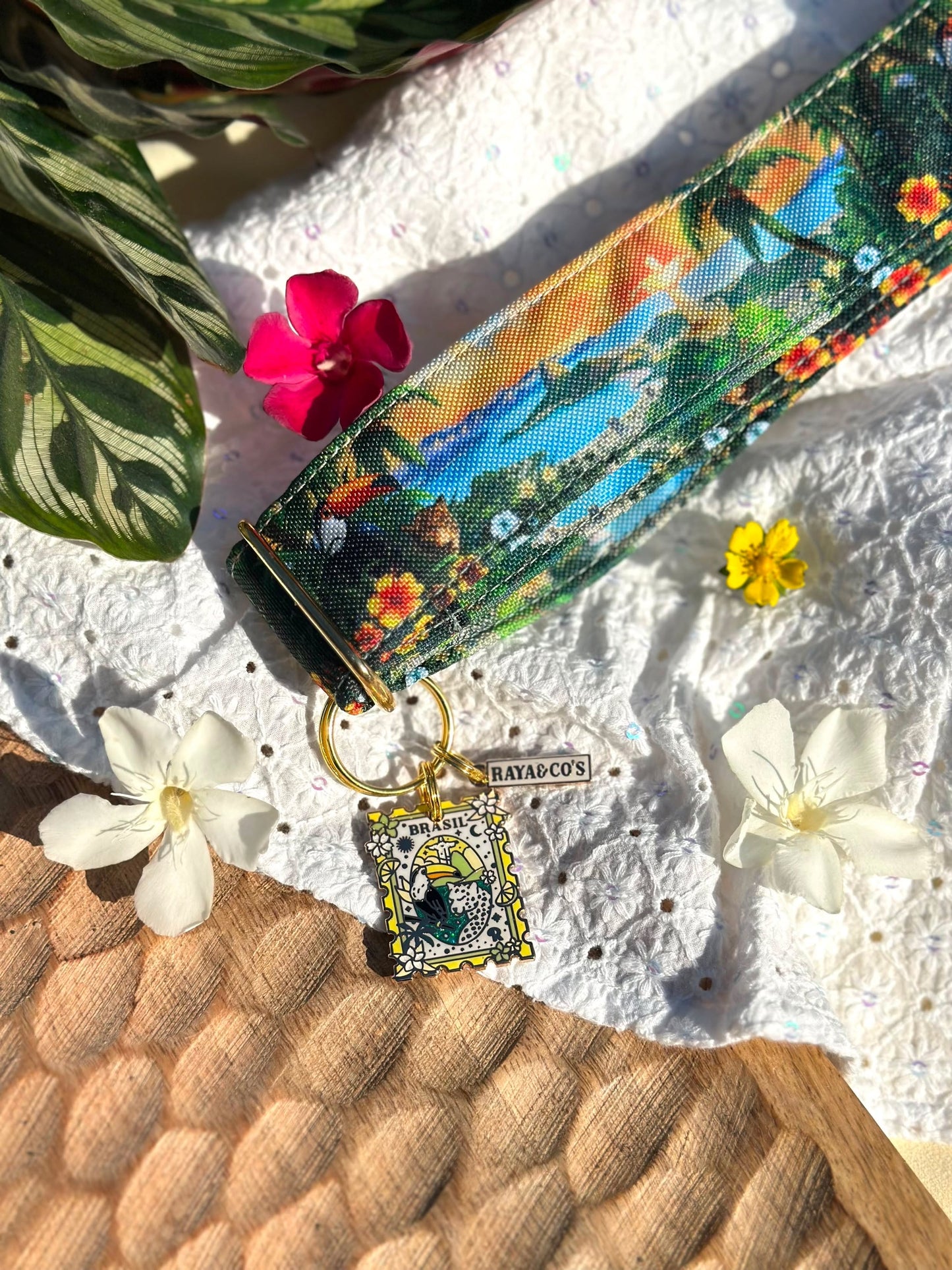 La Box Brésil - Un collier, une médaille et une carte postale